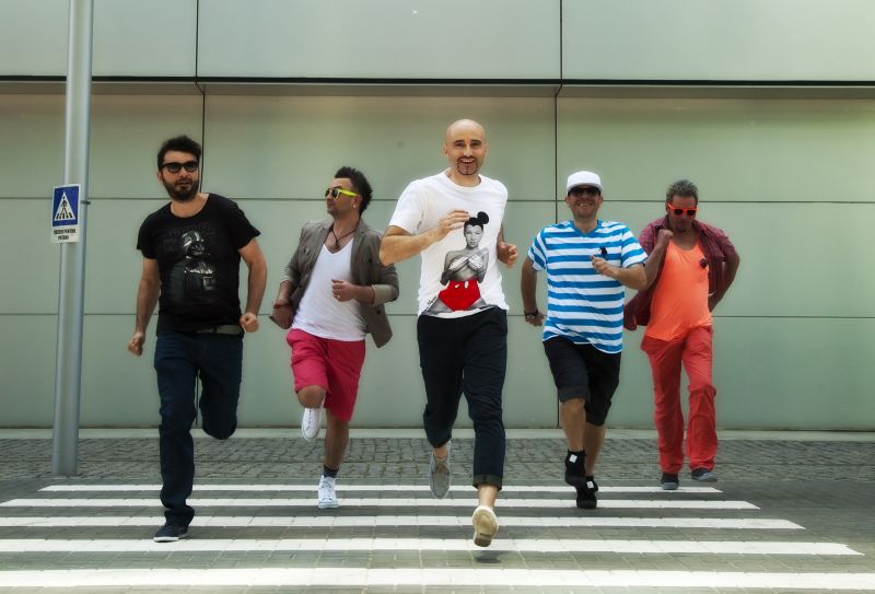 Voltaj: "Dacă nu ai nimic de zis, cânţi în engleză"