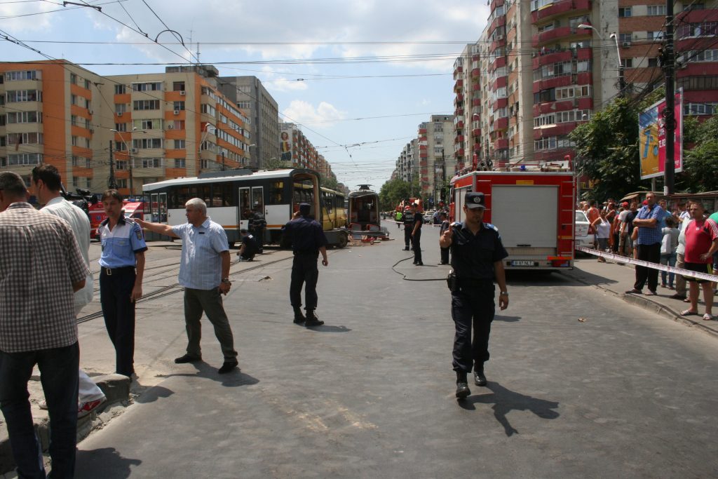 ACCIDENT GRAV ÎN CAPITALĂ. Două tramvaie s-au ciocnit - 28 răniţi. Vatmanii au fost de vină