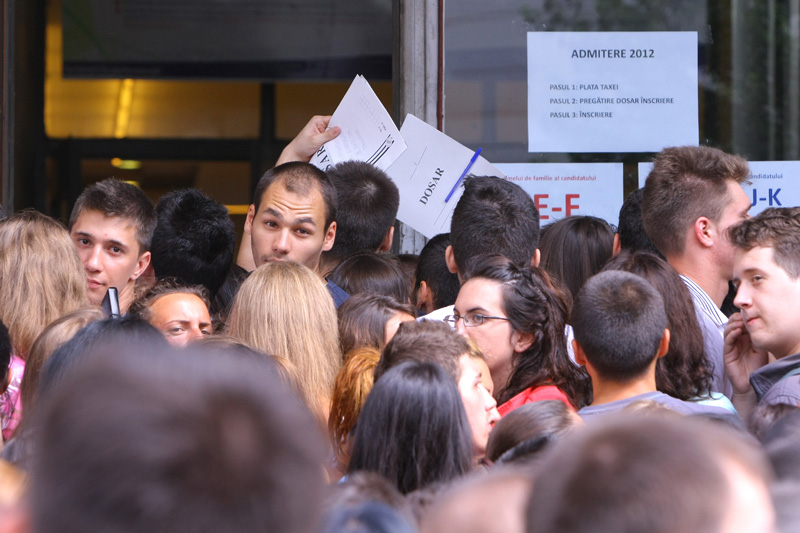 ADMITERE LA FACULTATE. Bătaie pe locuri la Geografie şi Economie, unde se intră pe dosar. Fizica, "Cenuşăreasa" facultăţilor