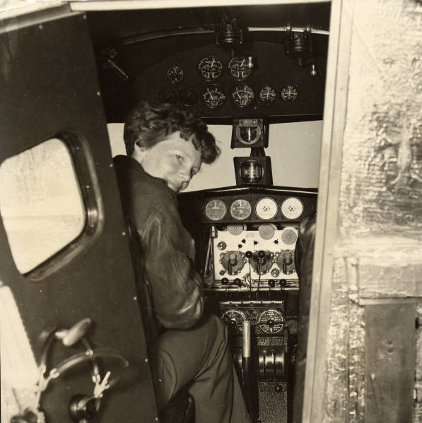 Amelia Earhart, prima femeie pilot care a traversat Atlanticul, omagiată de Google printr-un logo special | VIDEO