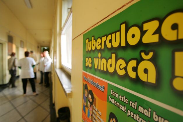 Avem mii de "bombe vii" cu TBC rezistent la tratament. Confesiunea unui bolnav: "Se poate lua oriunde, oricând"