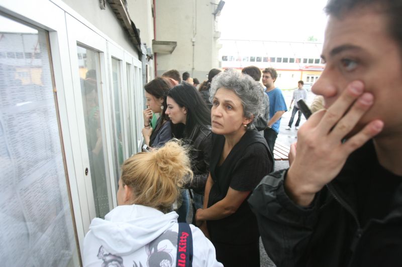 BACALAUREAT 2012. Fizica, ultimul cui de la Bac. Filologii, cei mai câştigaţi: "Gata, hai să bem!"