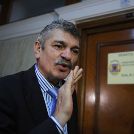 BĂTĂLIA PE TELEFONUL SECRET AL LUI BĂSESCU. PNL: "E ilegal". Opriş: "Am respectat legea". Antonescu: "Nu sunt lămurit"