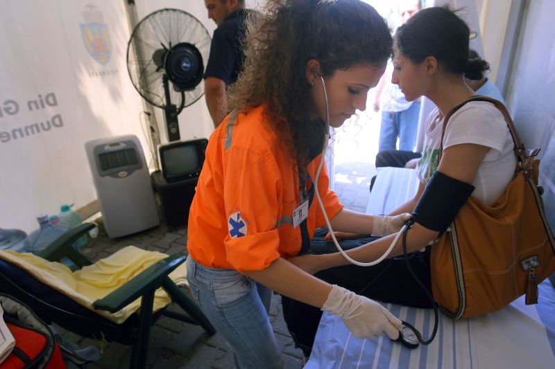 Canicula, tratată cu APĂ ŞI FETE FRUMOASE