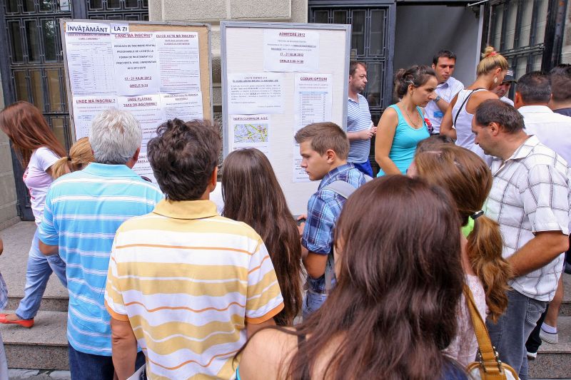 Ce se ascunde în spatele înscrierilor "din scurt" la facultate