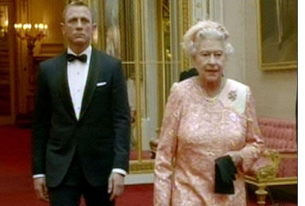 Culisele ceremoniei de deschidere a JO 2012. Cum a fost convinsă regina să fie "Bond Girl"