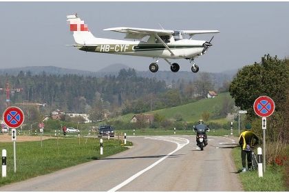 Cum arată o aterizare forţată filmată chiar din interiorul avionului | VIDEO