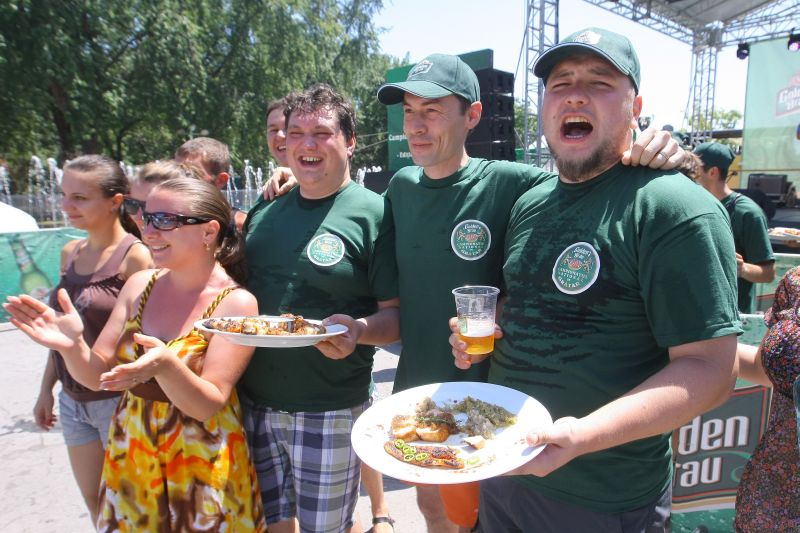 "Doi burtoşi" din Iaşi, campioni la grătar cu sosul "Dulceaţă de ceapă"