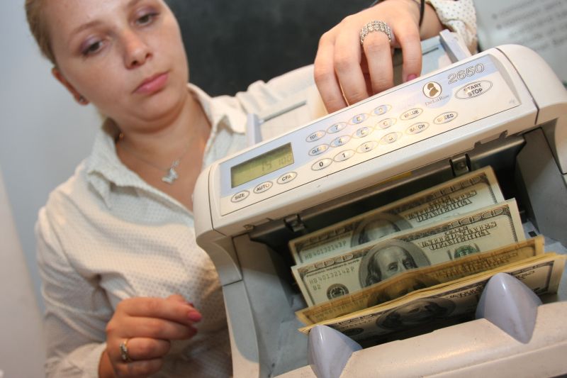 Dolarul loveşte mai dur ca euro