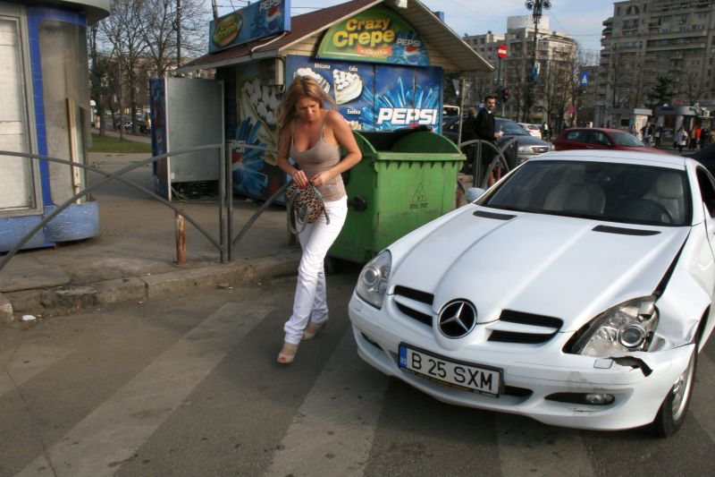Domnu' poliţist, silicoanele sunt mari pentru centură!