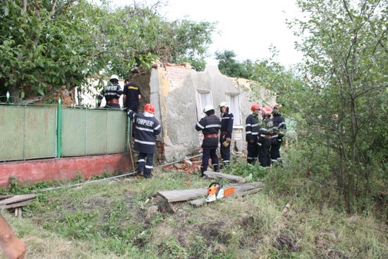 Dramă la Niţchidorf: Bunicii şi nepotul omorâţi de un zid surpat