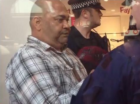 FACTURA NAŞTE MONŞTRI. Un client a distrus magazinul cu telefoane | VIDEO