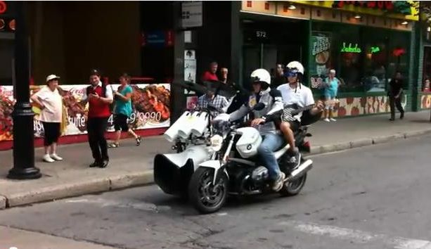 Formaţia care cântă pe motocicletă. Toboşarul "e vacă" | VIDEO