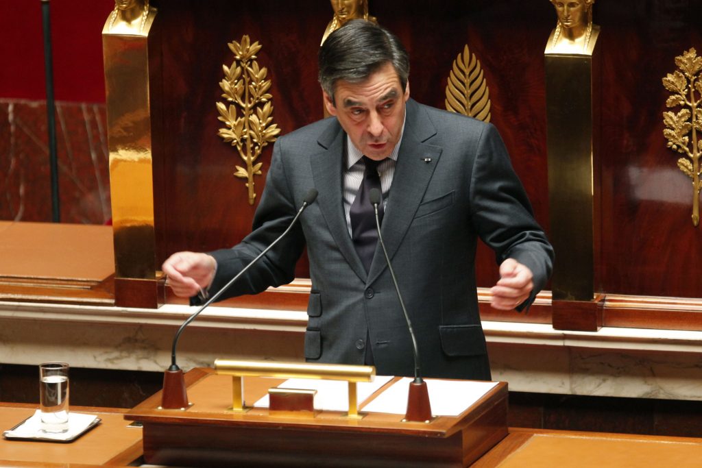 Franţa: Fostul premier Francois Fillon, rănit într-un accident de scuter