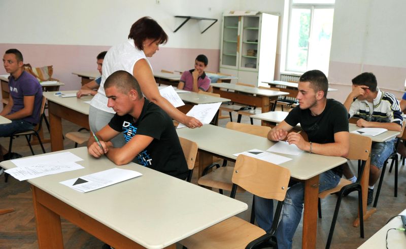FRAUDĂ MUŞAMALIZATĂ LA BAC 2012. Trei supraveghetoare din Caracal le-au dictat elevilor rezolvările subiectelor