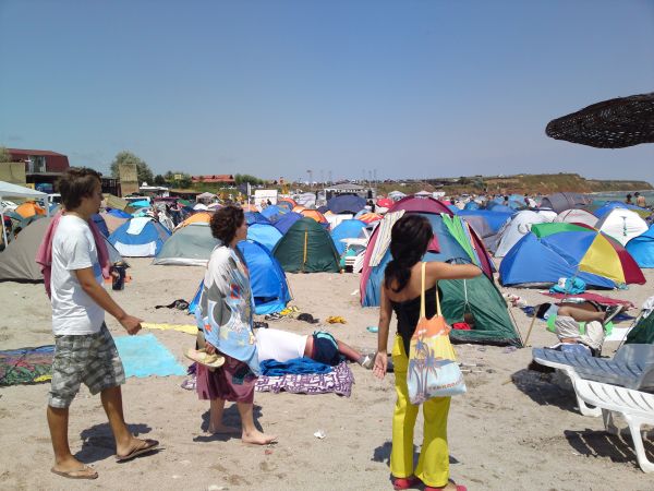 HOŢI prinşi de jandarmi în Vama Veche. Furau din corturile turiştilor