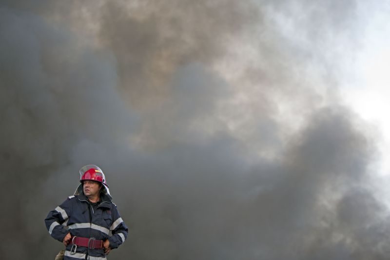 INCENDIU LA PITEŞTI. Două cisterne şi două TIR-uri, în flăcări
