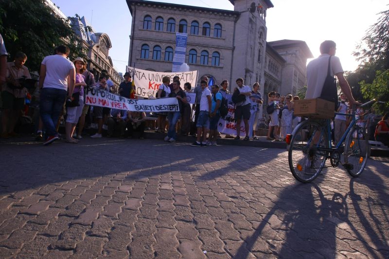INCIDENTE la PIAŢA UNIVERSITĂŢII. Protestatarii, împărţiţi în două tabere de-o parte şi de alta a Bd. Magheru | VIDEO