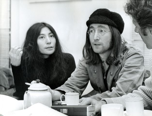 John Lennon. Banii şi celebritatea continuă după moarte!