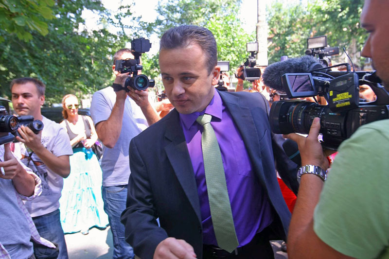 Liviu Pop, protagonistul unui FILM CU PROŞTI. Gafele în serie ale unui politruc imberb: "Unde sunt Bac-ul lui Funeriu şi masteratul lui Băsescu?"