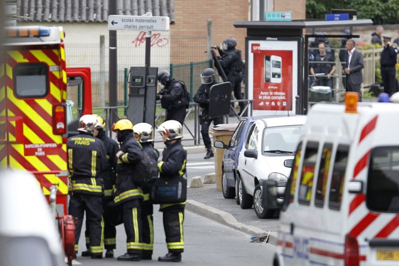 LUARE DE OSTATICI la o şcoală din Paris