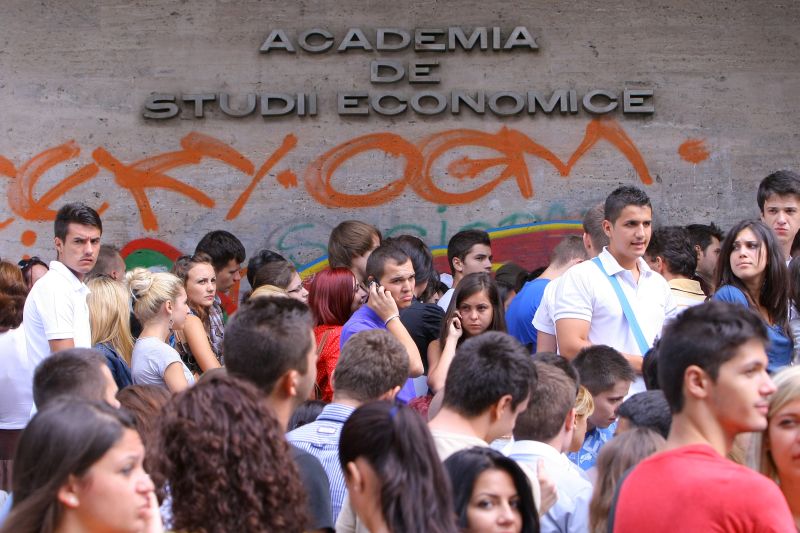 Luptă CORP LA CORP pentru admiterea la facultate. JANDARMII şi SALVAREA, pregătiţi să intervină