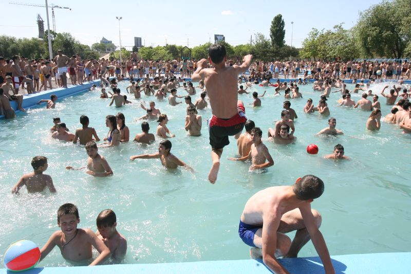 Mită electorală la Timişoara. Intrare liberă la ştrand pentru cei care au votat