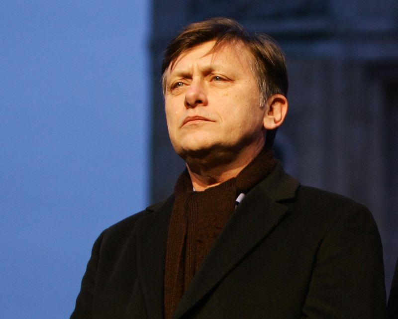 MITUL PIJAMALELOR. Crin rupe tăcerea: "Dorm cât vreau, e treaba mea"