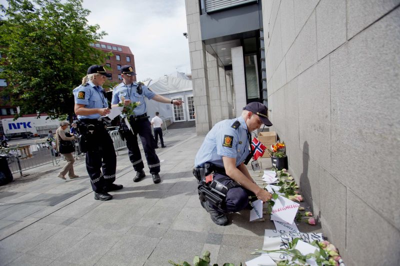 Norvegienii comemorează un an de la sângeroasele atentate teroriste comise de Anders Breivik | VIDEO