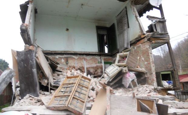 O femeie a murit după ce zidul unei case a căzut peste ea