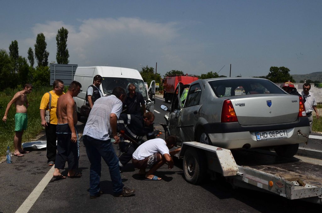 O locomotivă a deraiat şi izbit două maşini