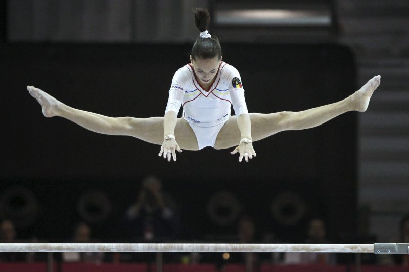 OLIMPIADA: Larisa Iordache a lucrat la paralele şi la bârnă