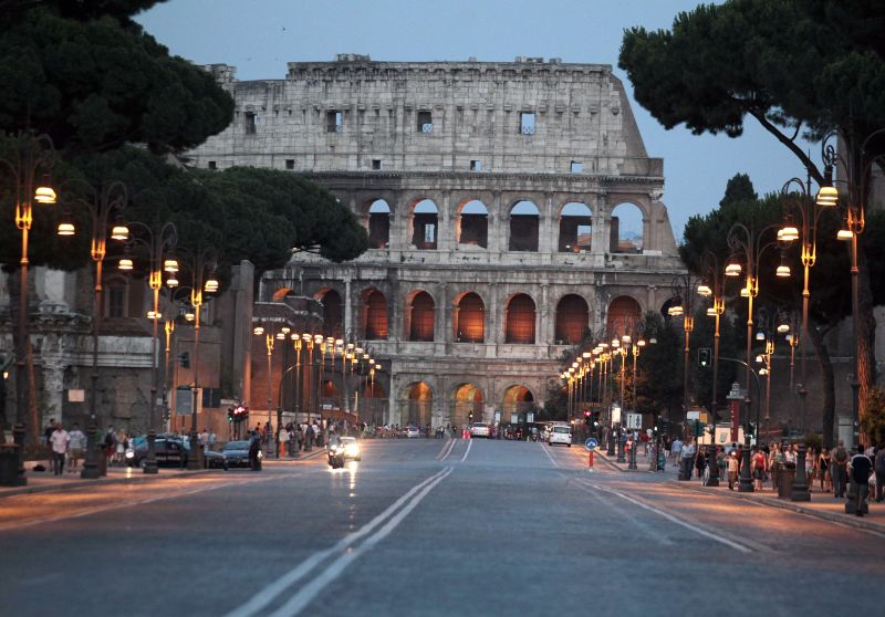 Părinţi români, arestaţi în Italia, pentru că şi-au lăsat singur acasă copilul în vârstă de 4 ani