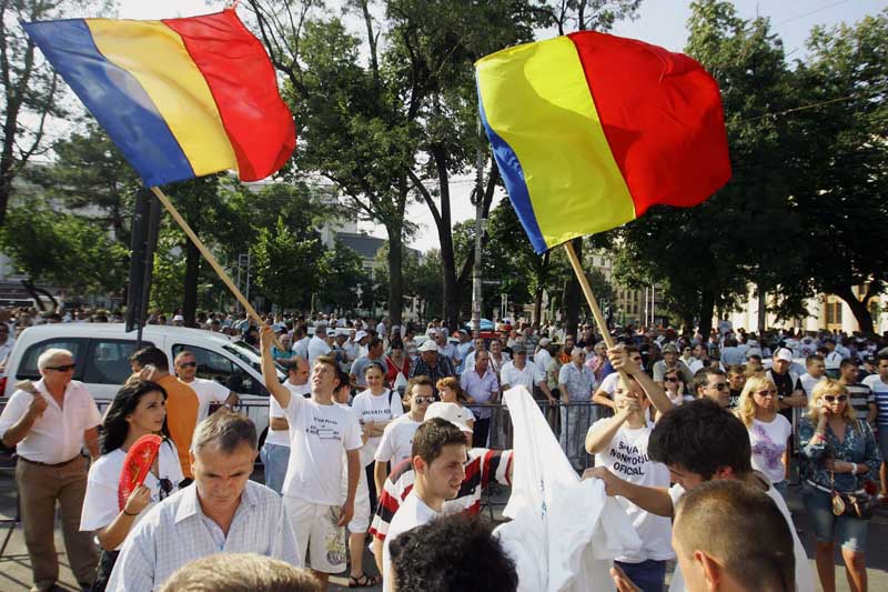 PIAŢA REVOLUŢIEI. 3.000 de oameni au manifestat împotriva USL. MRU: "Dreapta trebuie să învingă! Suntem milioane în toată ţara" | VIDEO