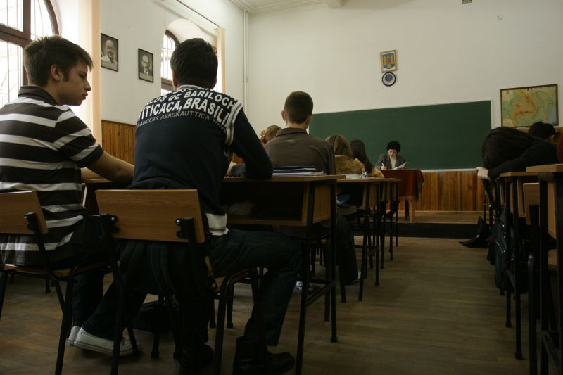Profesorii, aduşi din concediu să facă VOLUNTARIAT pentru elevii care au picat Bac-ul