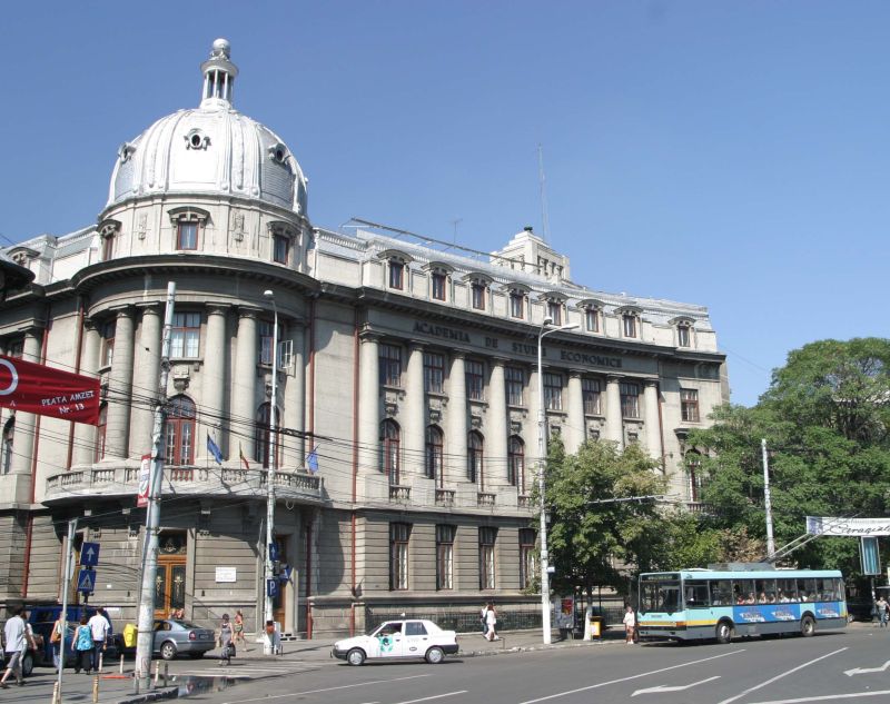 REVOLUŢIA ÎNSCRIERILOR la ASE. Părinţii: "A fost ca în iad, ne-am călcat în picioare" | FOTO