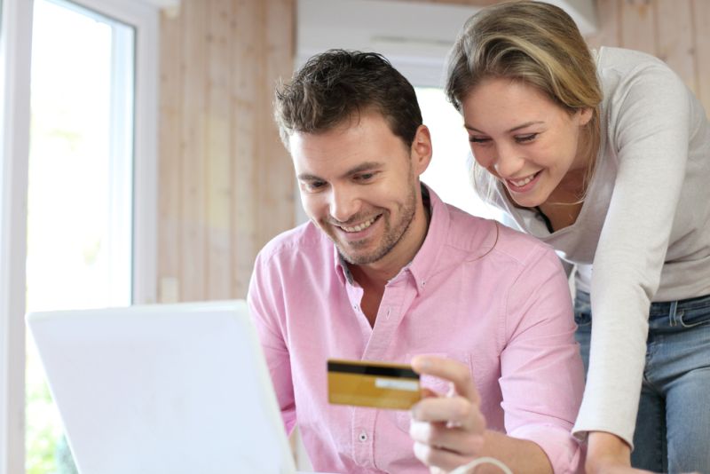 Românii fac tot mai multe tranzacţii online: creştere cu 30% în 2012