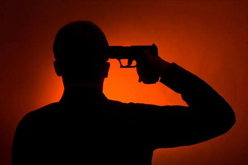 S-a sinucis cu pistolul unui poliţist