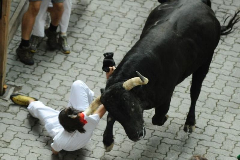 SÂNGE PESTE TOT: Cinci RĂNIŢI GRAV în cursa de tauri de la Pamplona