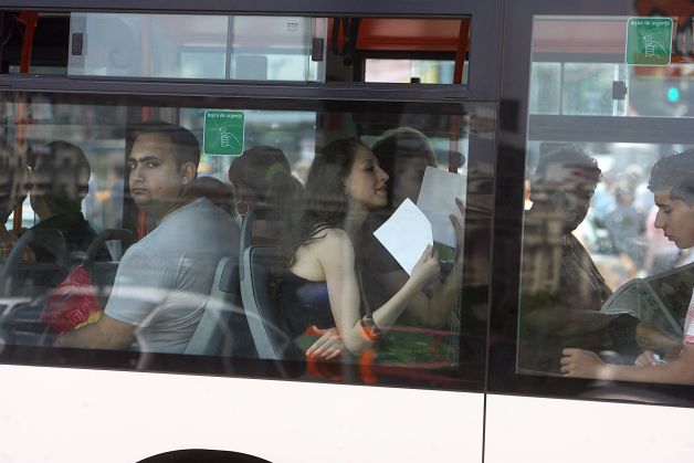 Saună la orele de vârf cu 1,3 lei şedinţa! Călătoria cu transportul în comun e un coşmar!