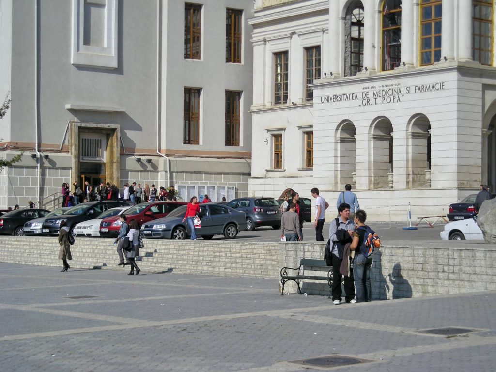 SCANDAL LA IAŞI. Olimpici moldoveni, printre care un şahist şi o voleibalistă, admişi fără examen la Medicină