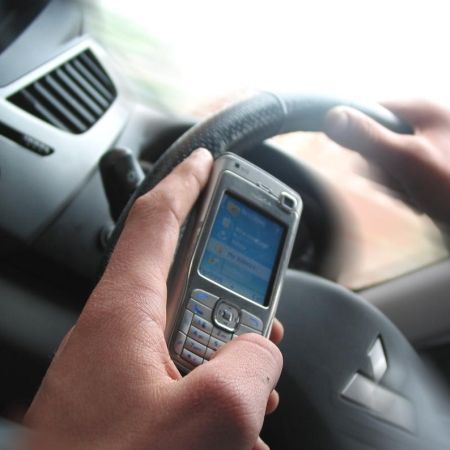 Şoferii cu mobil, vânaţi de poliţişti