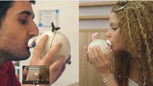 SOLUŢIA pentru iubirile la distanţă: KISSENGER, sărutul virtual pe care "îl simţi"