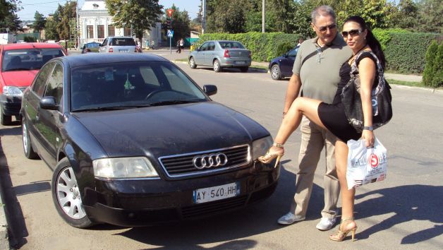 Stripteuza Mirela, ciomăgită de ciobanul Ilie şi omorâtă de italianul Gregorio