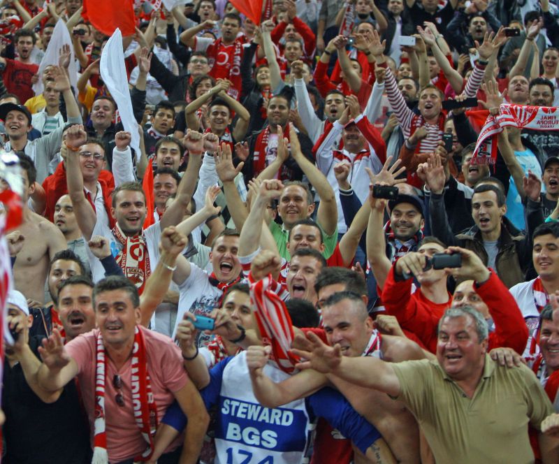 Superamicalul verii. Dinamoviştii se bat on-line pe biletele pentru Barcelona
