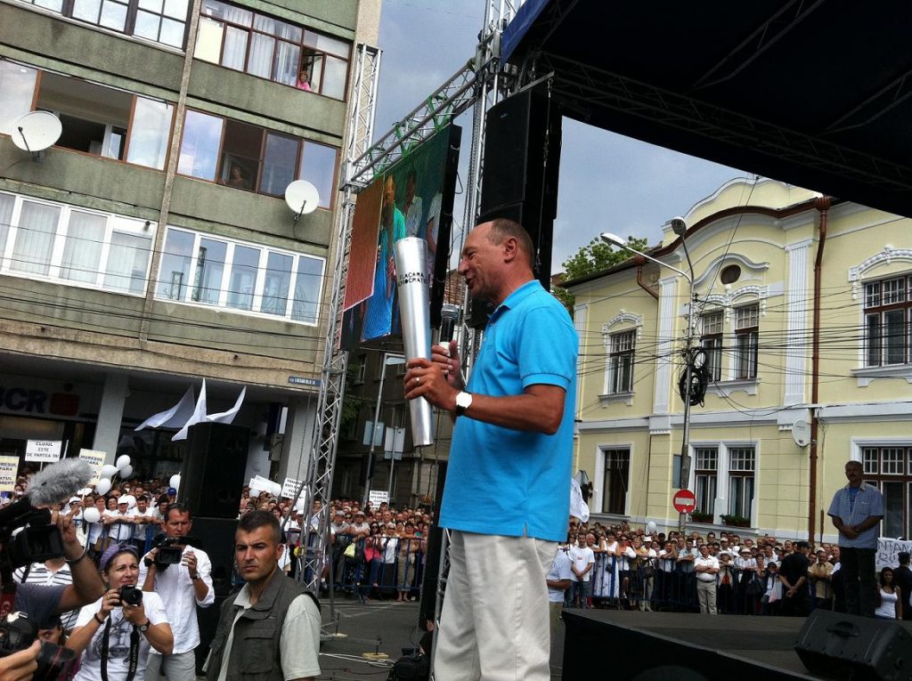 Traian Băsescu şi-a petrecut seara de sâmbătă la restaurant