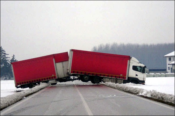 ULUITOR. Un şofer de TIR, filmat în timp ce intră pe contrasens pentru că ADORMISE LA VOLAN | VIDEO