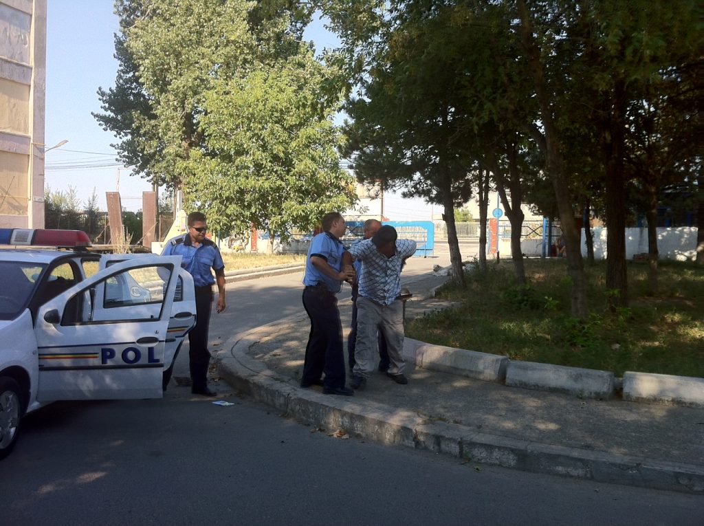 Un bărbat a vrut să voteze şi în locul mamei sale