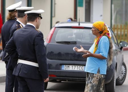 UN NOU CAZ MAILAT. Români acuzaţi că au violat o femeie în Italia