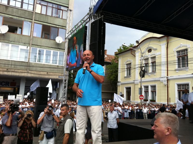 ZIUA MITINGURILOR. Băsescu, susţinut la Cluj de 6.000 de persoane: "Ştiu că românii sunt supăraţi pe preşedintele lor, dar am convingerea că nu-şi vor da ţara pe mâna USL" | VIDEO